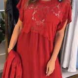 Elegantna maksi haljina sa čipkom i pašvork detaljima